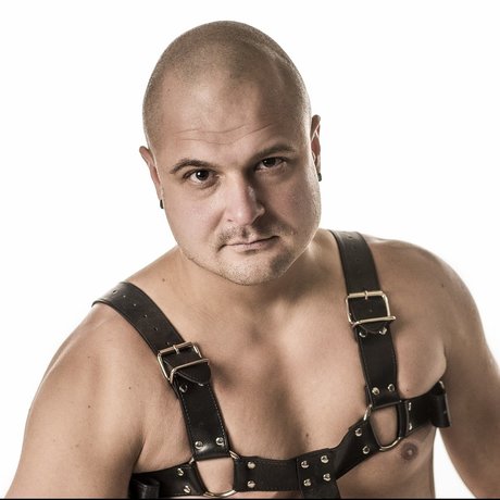 Geno Oak model adult images