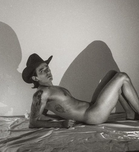 MIAU model nude photos