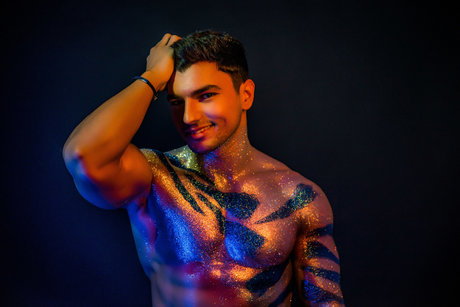 Alec Thomson pretty star pics