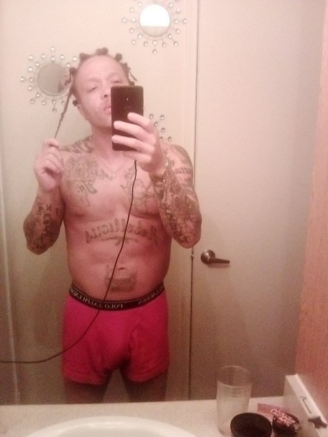 10inchesofred art star pic