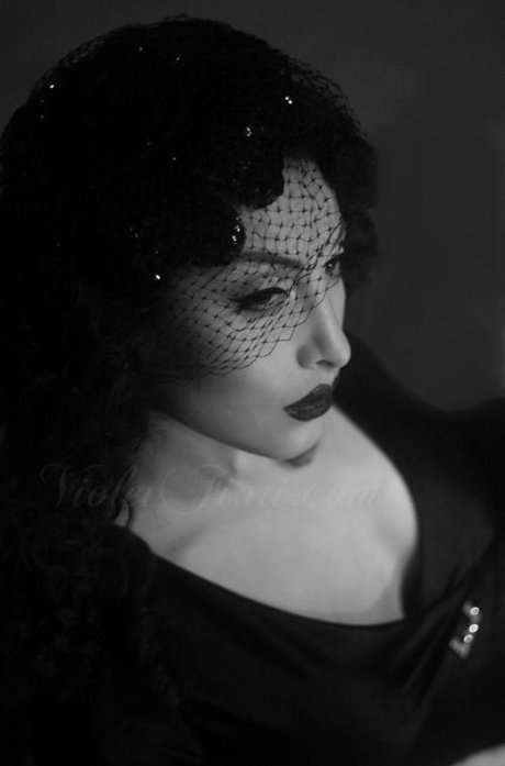 Violet Fiori sex model photo