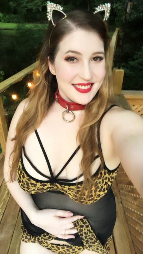 Alabaster Kitten model hd images