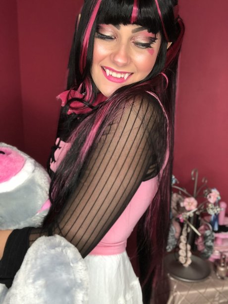 ParaKissCos model best pics