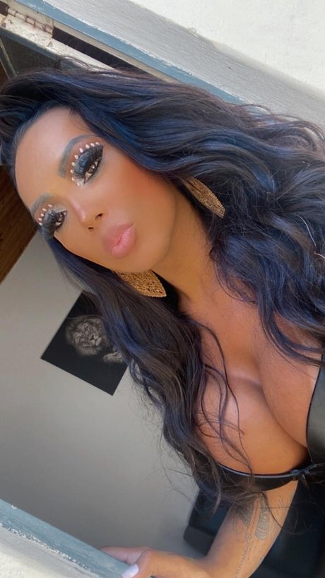 Roberta Palace hot model pic