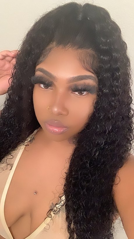 Moneeybing model exclusive image