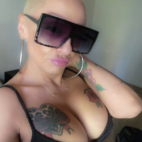 Hustle Queen pornstar exclusive pictures