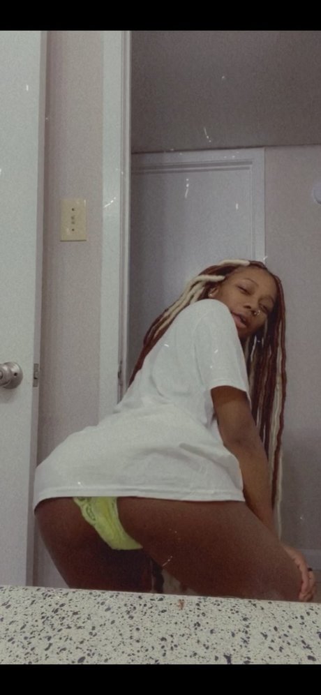 Phatts_ hot model pic