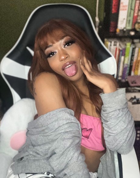 Peachy Cai pornstar erotic image