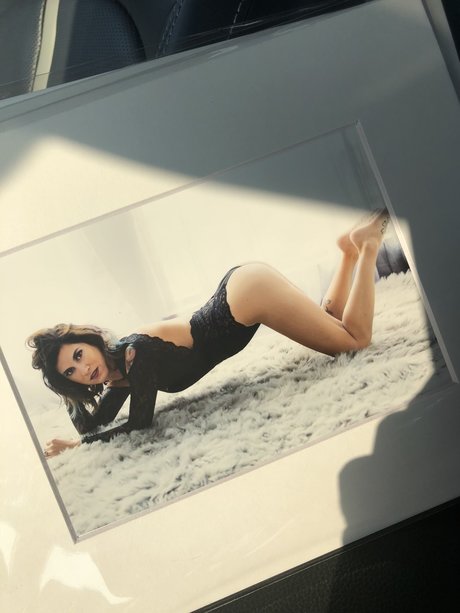 TITS UP model nude pic