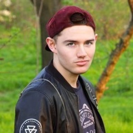 Daniel Grayson star top photo