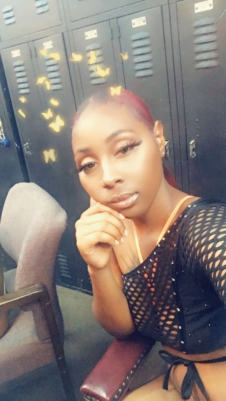 AyyoPrettyBlack model pic