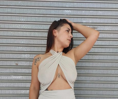 Chini adult model photo