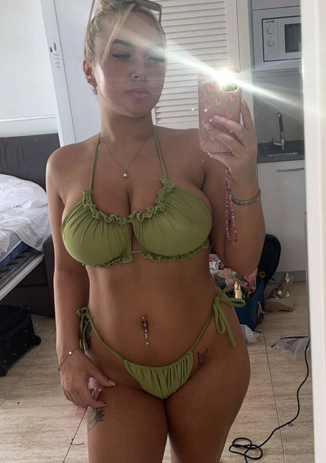 Caoimhe Moreland hd pornstar pics