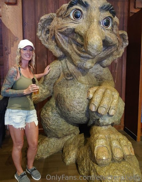 etecterababy hot model pic