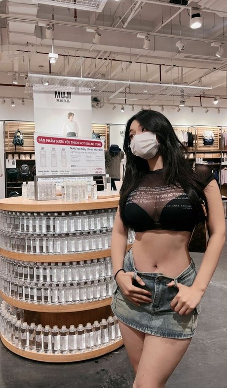 Duyenn Hipp erotic pornstar img