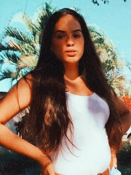 Izabelly Linhares erotic actress pics