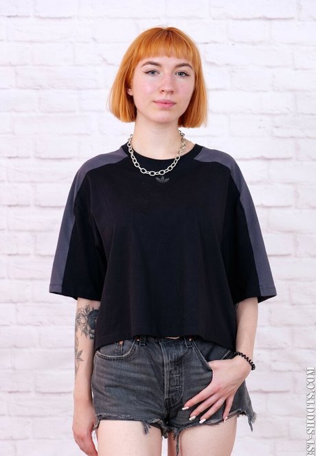 Agelina summer adult model picture