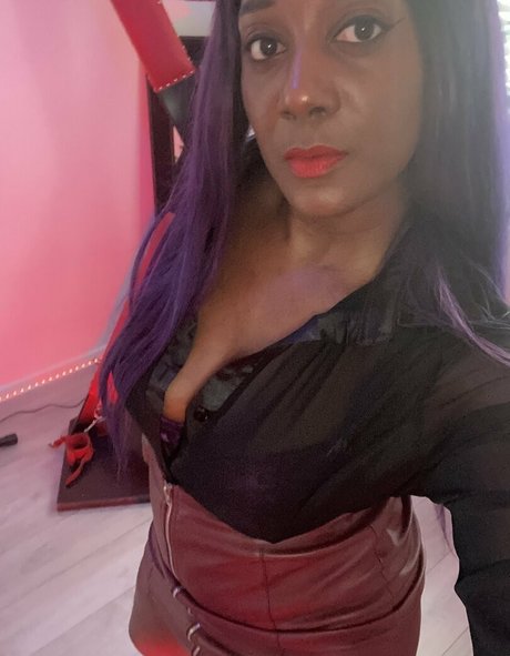 mslorraineldn hot model image