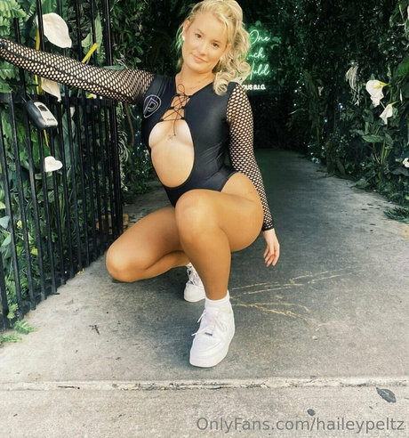 haileypeltz best star photo