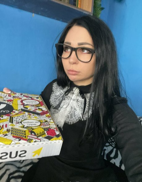 lola pixel model pretty photos