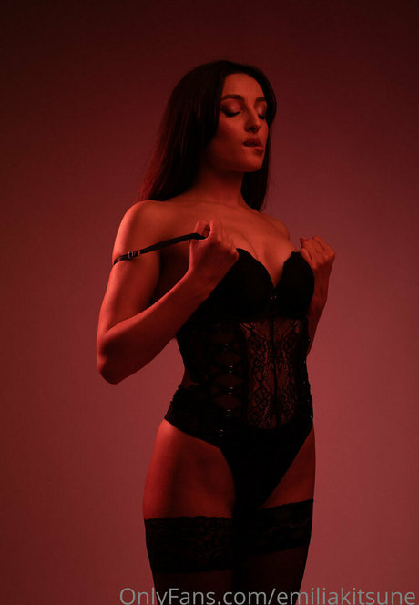 onlyemiliaa model nude pictures