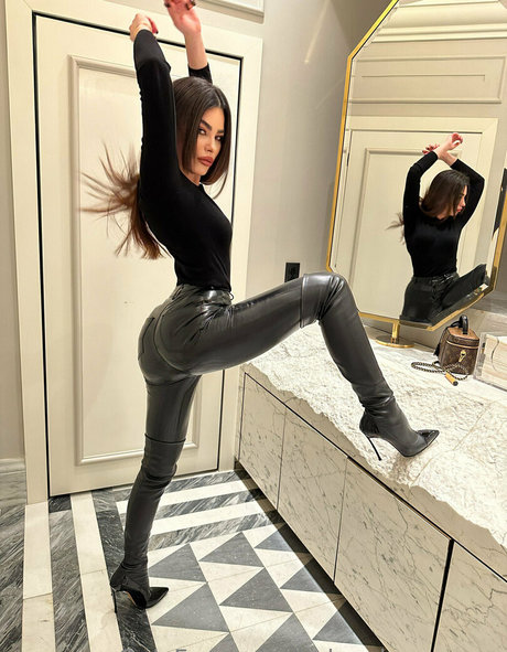 helenalovesyoux model erotic image