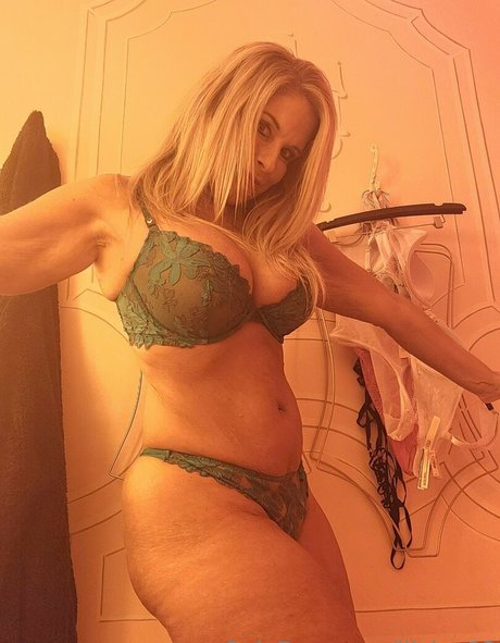 lilylee23 model nude gallery