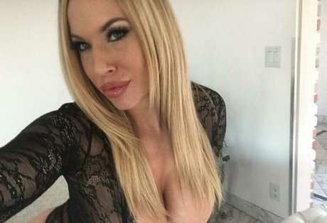 oliviaaustinxxx naked model picture