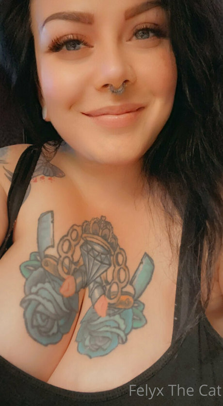 felyxfree star naked photo