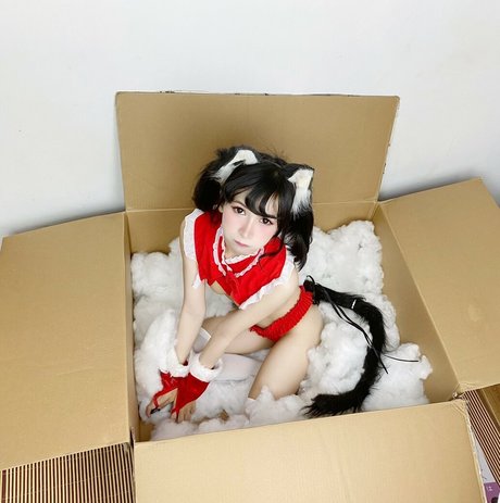 Joyce Poring model nude pictures