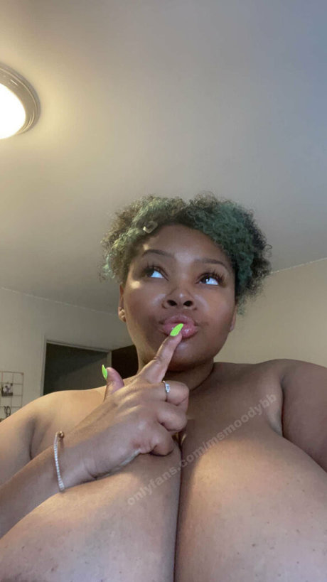 moodybb model naked photo