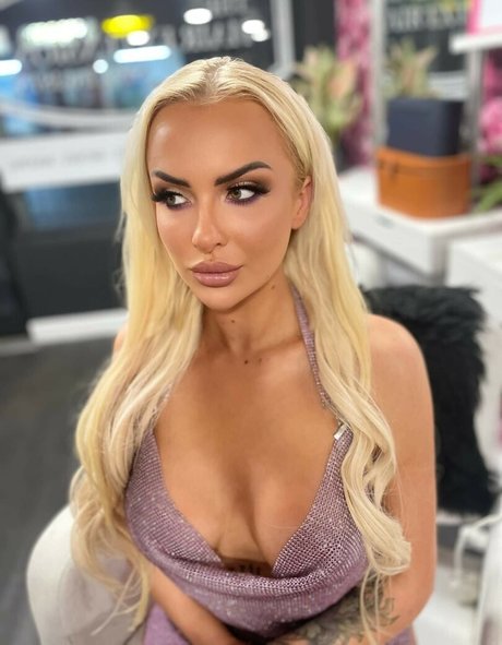 Nikita Reign hot actress picture