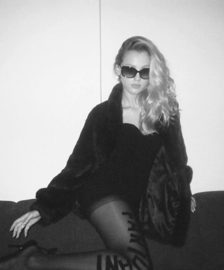 Jemima Robinson naked model gallery