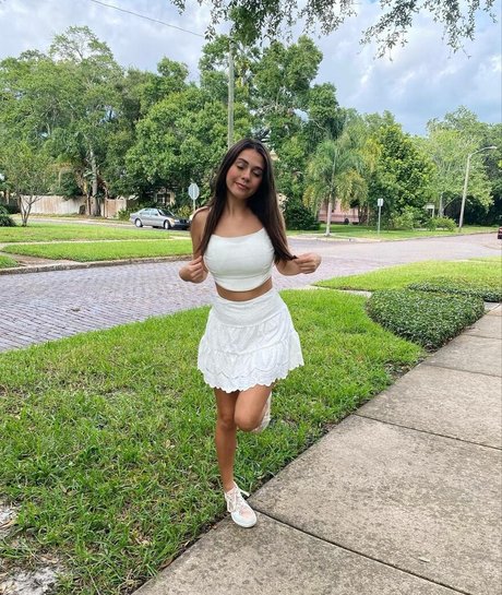 Maddy Mahmoudi model art photo