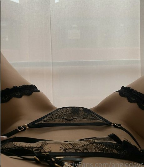 angiedayc nude model picture