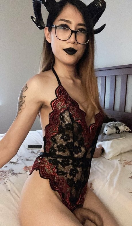 skelly tan sexy actress img