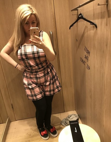 curvydanni model nudes pictures