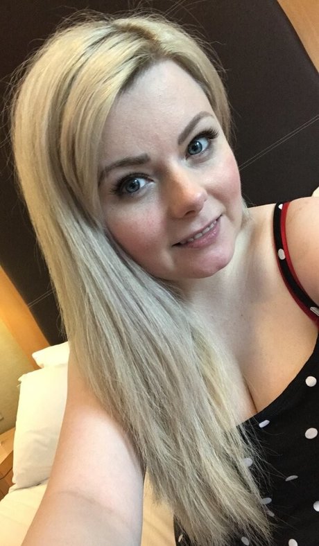 curvydanni sexy model photo