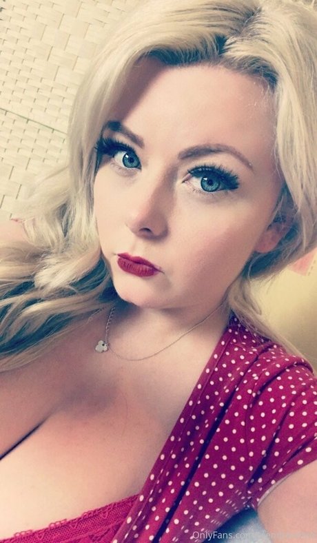 curvydanni model top pics