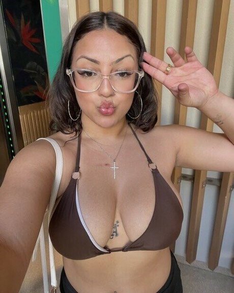 axhcaxh model hot pictures