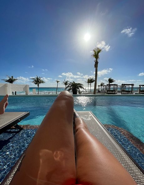 allyyybee naked pornstar photo