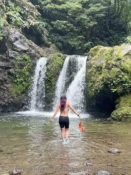 boobsonthemove22 naked model pics