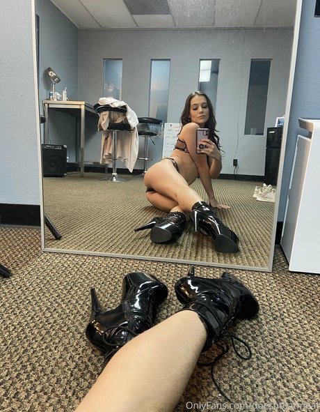 doesnteatmeat model adult galleries