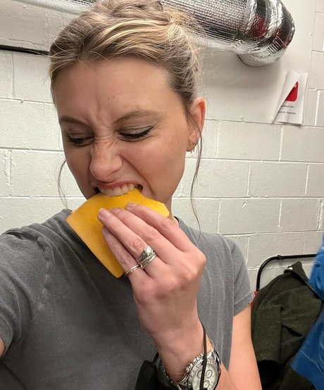 Aly Michalka pretty star img