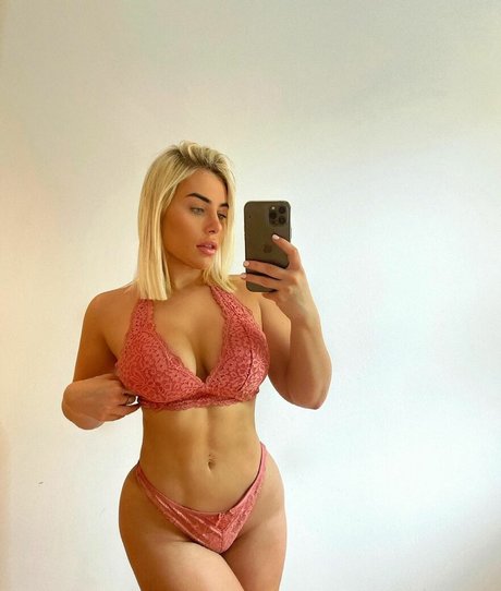 Ellie Brown exclusive actress picture