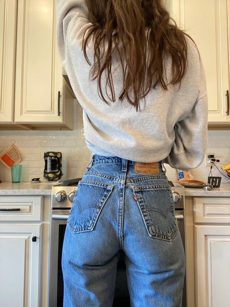 Puffy Peach Petite nudes actress image