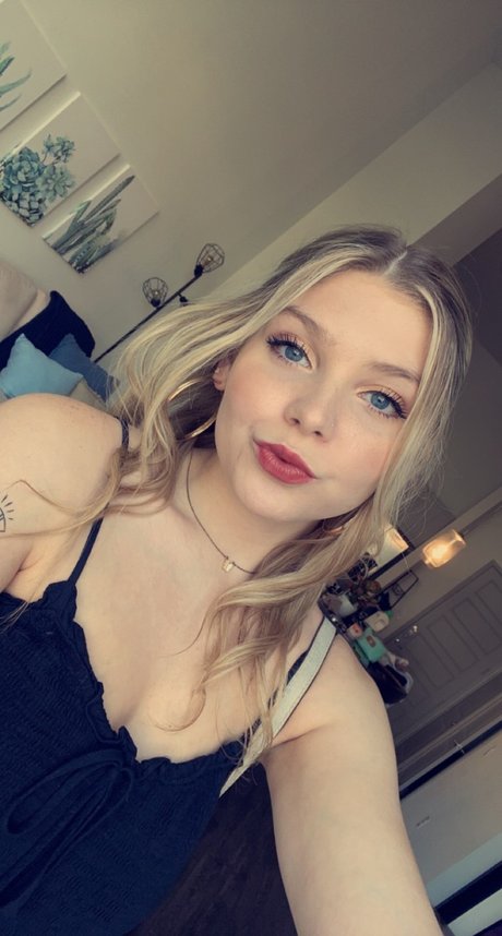 Zoey Babe_ star top pic