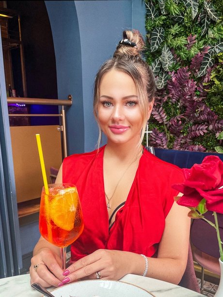 Valentinne adult model picture