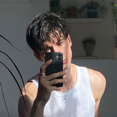 Quatre Vingt nude star pictures