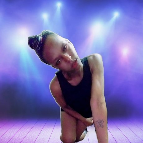 Qu33n Mandy model naked photo